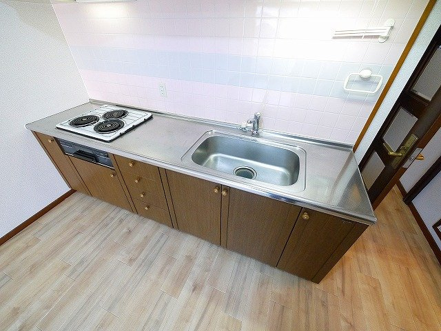 シャトー三島のキッチン|電気コンロ3口付きの大きなキッチン