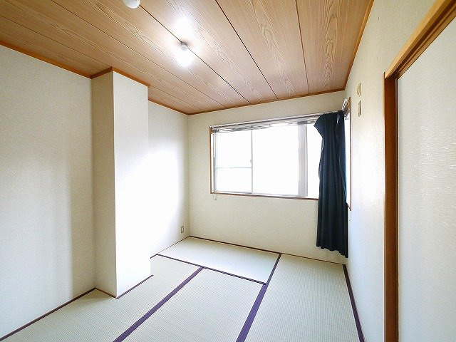 シャトー三島の和室|横長の窓で採光も良好です