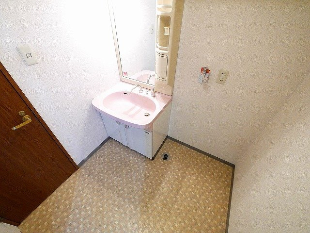 シャトー三島の洗面所|明るい洗面所です