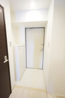 【玄関】 | グラススクエア六番館 | ※同物件・反転タイプの写真です。