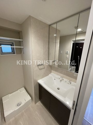 ラグレイステンロクの洗面所|明るい洗面所です