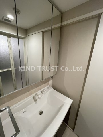 ラグレイステンロクの洗面所|明るい洗面所です