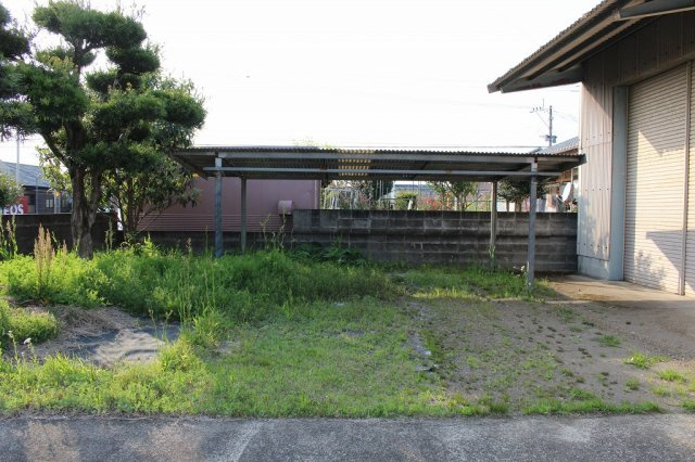 都城市都北町の倉庫の駐車場