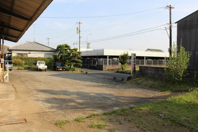 都城市都北町の倉庫の駐車場