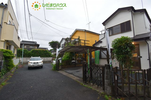 西区西遊馬　中古一戸建ての前面道路含む現地写真|南側道路につき陽当たり良好です！