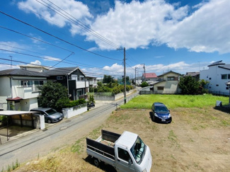 【展望】 | 東側から見た物件です。空き地になっておりますので、ご覧の通りすっきりしていて建物の側面も前面見れるくらい開放的です！