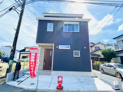 【外観】 | 年末スペシャル価格！☆週末はオープンハウス開催！家具付き！納戸・WICあり！庭付き☆売主直売！茅ヶ崎市浜之郷-新築戸建 | 物件正面から見ると両サイドが空いているのが確認できます。開放感があってお勧めです！