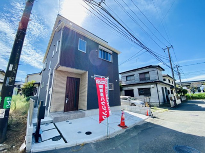 【外観】 | 年末スペシャル価格！☆週末はオープンハウス開催！家具付き！納戸・WICあり！庭付き☆売主直売！茅ヶ崎市浜之郷-新築戸建 | 家具付き販売になります(^^♪物件西側は隣地通路、東側は空き地につき、北側道路に向いてますが陽当たりは良好です！両サイド建物同士が接近して無いので、開放感も感じられます！