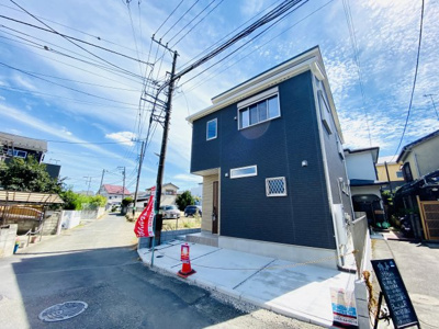 【外観】 | 年末スペシャル価格！☆週末はオープンハウス開催！家具付き！納戸・WICあり！庭付き☆売主直売！茅ヶ崎市浜之郷-新築戸建 | 物件西側は隣地通路、東側は空き地につき、北側道路に向いてますが陽当たりは良好です！両サイド建物同士が接近して無いので、開放感も感じられます！
