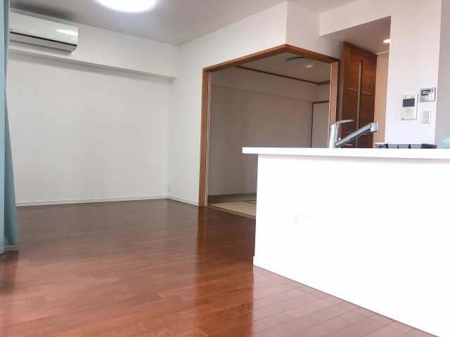 グランステーシア津新町の洋室