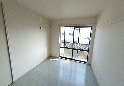 グローリー和泉の洋室|使いやすいリビングです