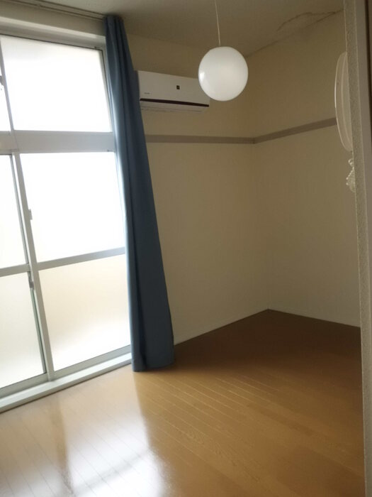 泉大津市旭町のハイツの居間・リビング|こちらのリビングで趣味の時間をお楽しみください