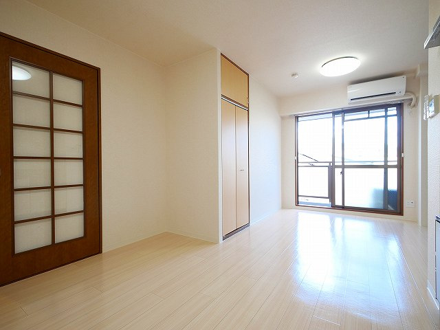 メゾンパレス新大宮の玄関|収納もある玄関です