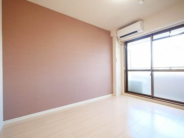 メゾンパレス新大宮の寝室|落ち着いた色調の寝室です