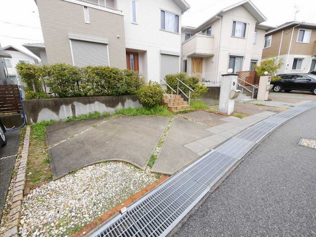ひよどり台南町戸建住宅の駐車場