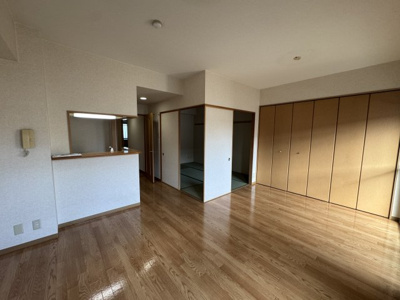 【居間・リビング】 | タウンコート咲佳映 | こちらのリビングで趣味の時間をお楽しみください