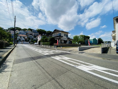 【外観】 | ☆敷地４４坪・南道路！建築条件無し売地☆売主直売☆白旗４丁目 | 現地前の道路の様子です。ご覧の通り幅のあり歩道も完備された南道路で広々としてますが、交通量は少なく安全性も感じられる住宅地です。小中学校まで徒歩５分程なので、お子様の通学に関しても安心感があります。