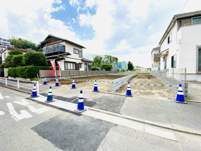 【前面道路含む現地写真】 | ☆敷地４４坪・南道路！建築条件無し売地☆売主直売☆白旗４丁目 | 幅広南道路に面した、陽当たりも風通しも良い素敵な現地を実際にご覧頂きたいお勧め物件です！このゆとりあるキャンバスに家族の「想い」を「カタチ」にして描いてみませんか？