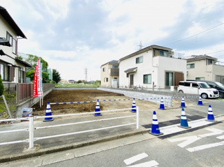 【前面道路含む現地写真】 | 境界ブロック新設まで工事完了しておりますので、各区画はっきりと分かるようになっております。交通量も少ない住宅街で歩道も完備されているので、より安心感もある現地となってます。