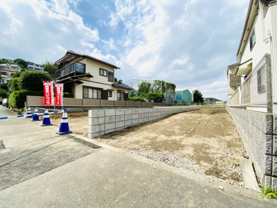 【外観】 | ☆敷地４４坪・南道路！建築条件無し売地☆売主直売☆白旗４丁目 | 区画②：専用通路の入口です。通路幅員は３ｍと余裕があります！写真より実際に見て頂いた方が、「思ったより幅が広い」と感じて頂けます。余程のことがない限り車種は選ばずに駐車可能です。