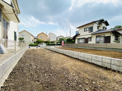 【外観】 | ☆敷地４４坪・南道路！建築条件無し売地☆売主直売☆白旗４丁目 | 区画②専用通路部分です。長さもある程度ございますので、通路部分に車２台・自転車やバイクなども駐輪できるくらい余裕があります。