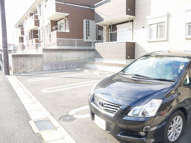 フォンテーヌＮ-Ⅲの駐車場|駐車スペースもあります