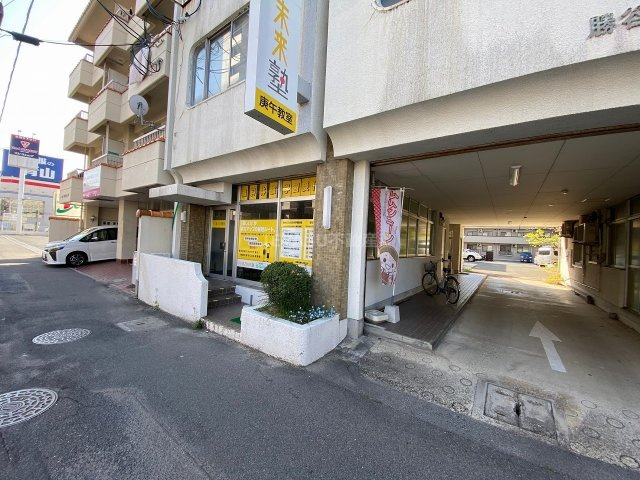 勝谷薬草園ビルの外観
