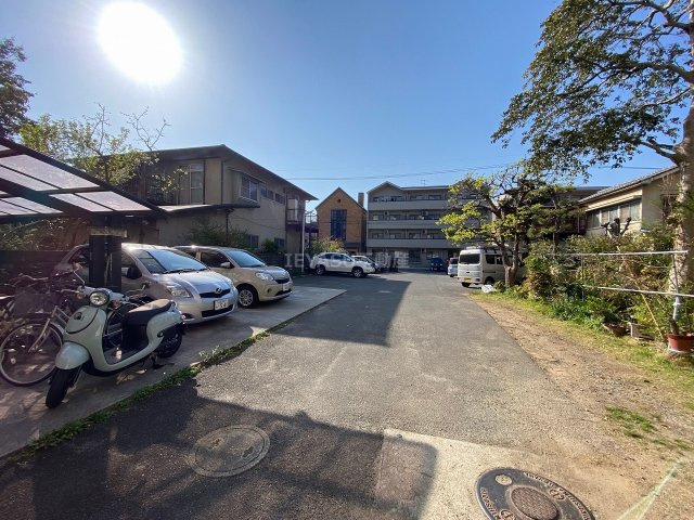 勝谷薬草園ビルの駐車場