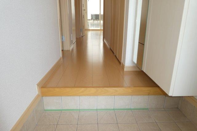 ヴィラージュ弐番館の玄関
