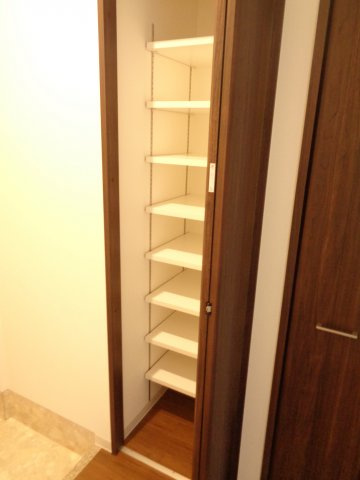 ダウントンの収納|シューズＢＯＸは大容量！靴以外にも収納出来そうですね！