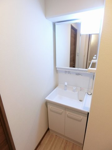 at.eastの洗面所|独立洗面台あり、毎朝おしゃれに忙しい女性の方におすすめです