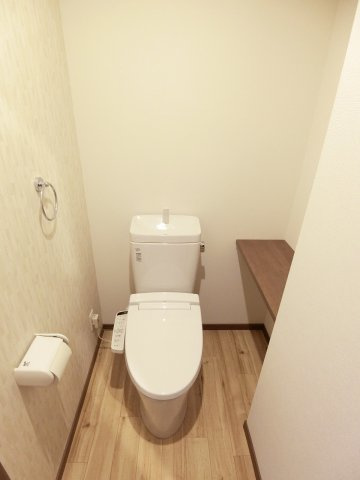 at.eastのトイレ|落ち着いた色調のトイレです
