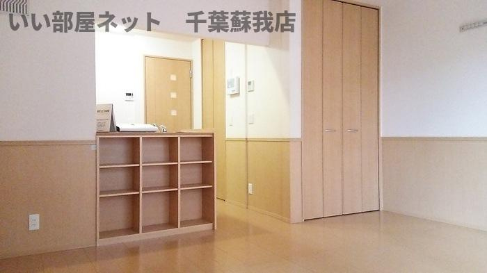 プランドール樹の居間・リビング|キッチン前のちょっとした棚は小物や写真などを飾ったり、雑誌や本の収納スペースに◎