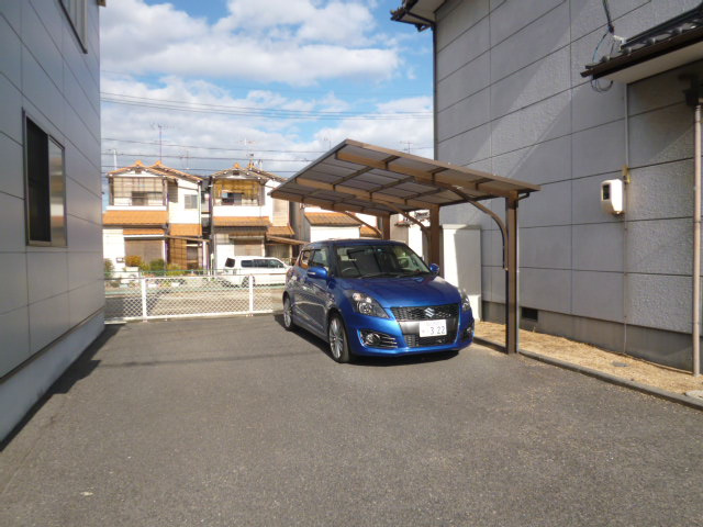 四十瀬藤原貸家の駐車場|１台分は屋根付き