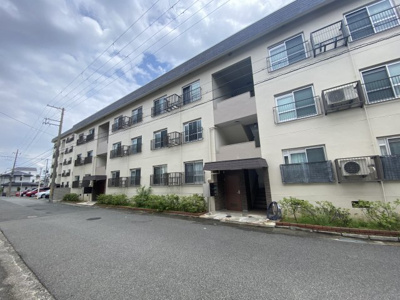 【外観】 | 六甲ビューハイツB棟 | 共用部も綺麗に修繕されている六甲ビューハイツB棟