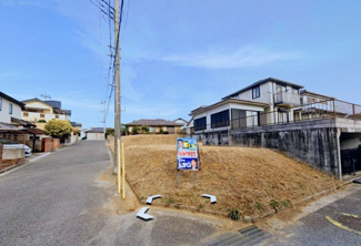 【外観】 | 広々した道路で、駐車が楽にできます！