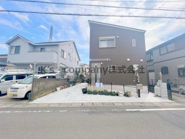 寒川町岡田7丁目　築浅中古戸建の外観|おしゃれな外観です☆
カースペース3台駐車可能♪