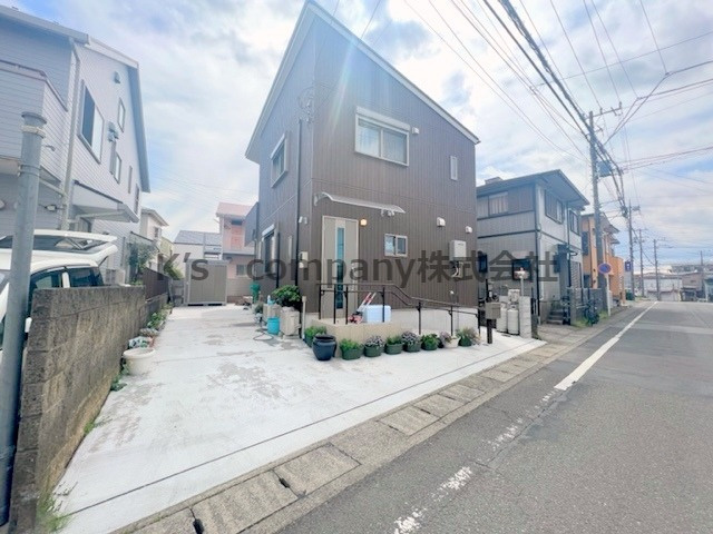寒川町岡田7丁目　築浅中古戸建の外観|カースペースは3台駐車可能！