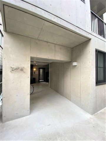 「防音マンション」リトルズトーン目白下落合のエントランス|コンクリート調のエントランス