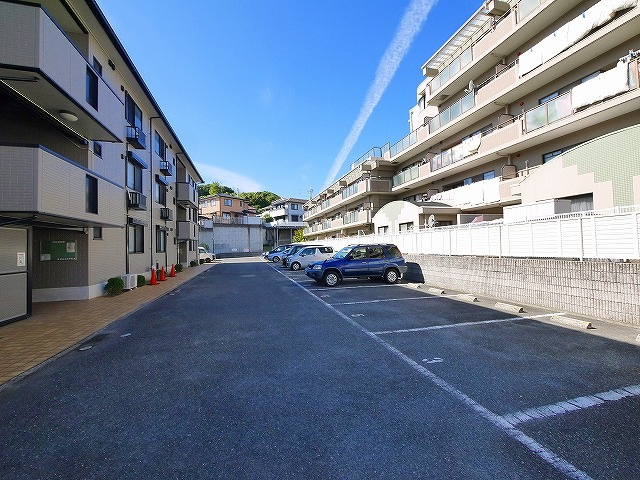 ティアコート帝塚山の駐車場|カースペースがあります