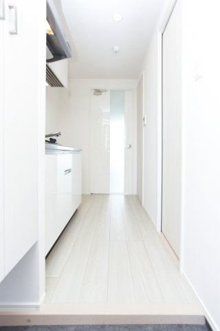 サヴォイ ル・カサブランカの玄関|別号室です。現状優先です。
※フローリングの色が異なります。実際はブラウンです。