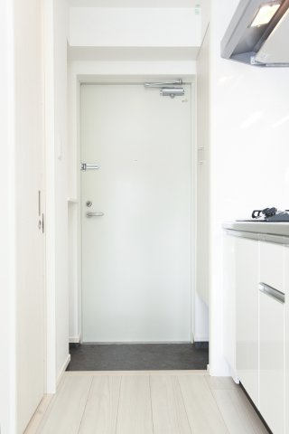 サヴォイ ル・カサブランカの玄関|別号室です。現状優先です。
※フローリングの色が異なります。実際はブラウンです。