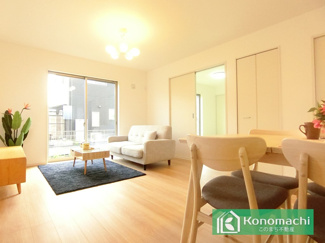 南向きで日当たり良好♪
二面採光で換気もしっかり出来ます♪
家族が集まる憩いの場♪