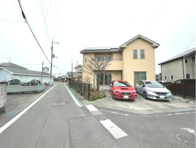 高崎市新町　中古一戸建の前面道路含む現地写真