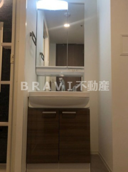 エル・セレーノ天満橋　BRAVI不動産の独立洗面台|【エル・セレーノ天満橋】独立洗面台、小物を置くことができて便利です