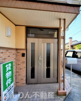 【エントランス】 | 山城町戸建て | 清潔なエントランスです