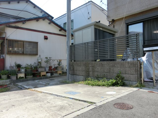 検見川町３丁目　中古戸建の外観|駐車場あり（軽自動車）