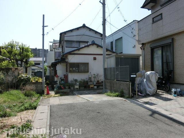 検見川町３丁目　中古戸建の前面道路含む現地写真|北東側４ｍ位置指定道路　間口２ｍ