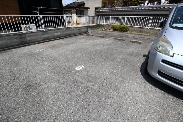 ハイツパルテールの駐車場