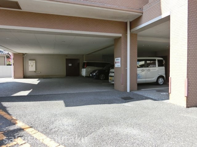 コスモ幕張の駐車場